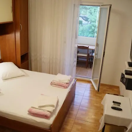 Apartments Mario With Private Parking Makarska Exterior photo