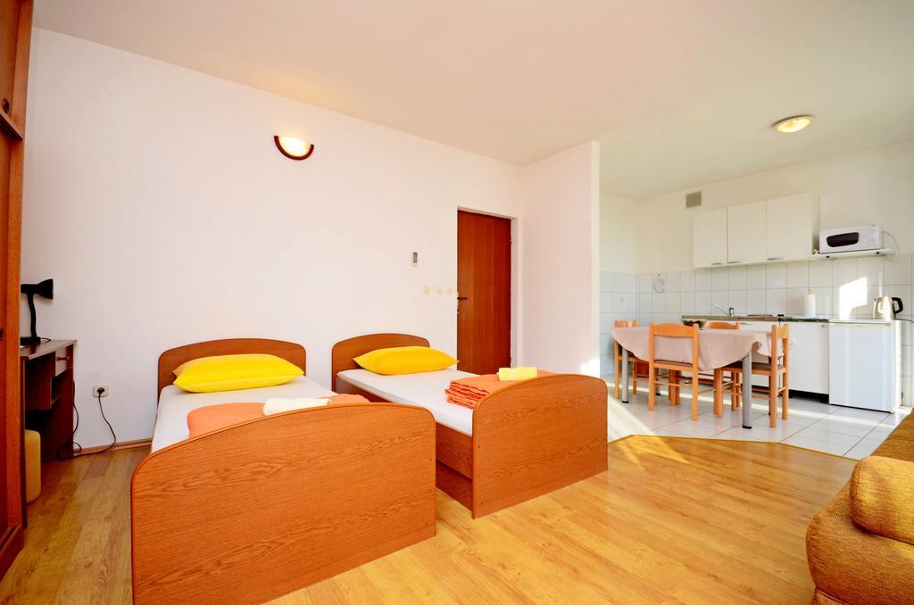 Mario With Private Parking Apartment