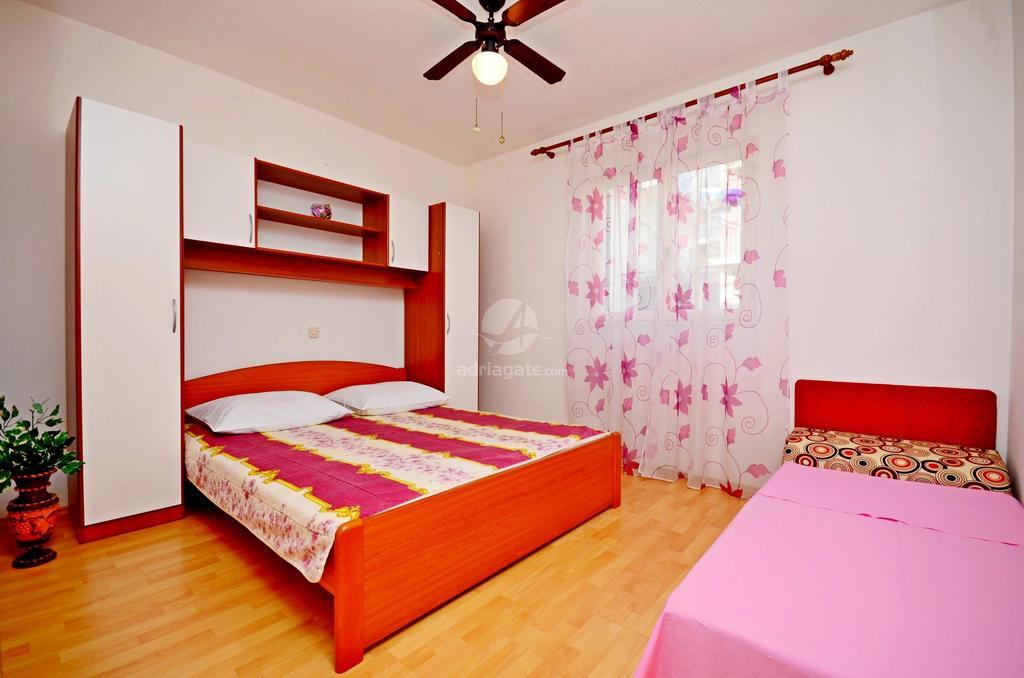 Mario With Private Parking Apartment Makarska